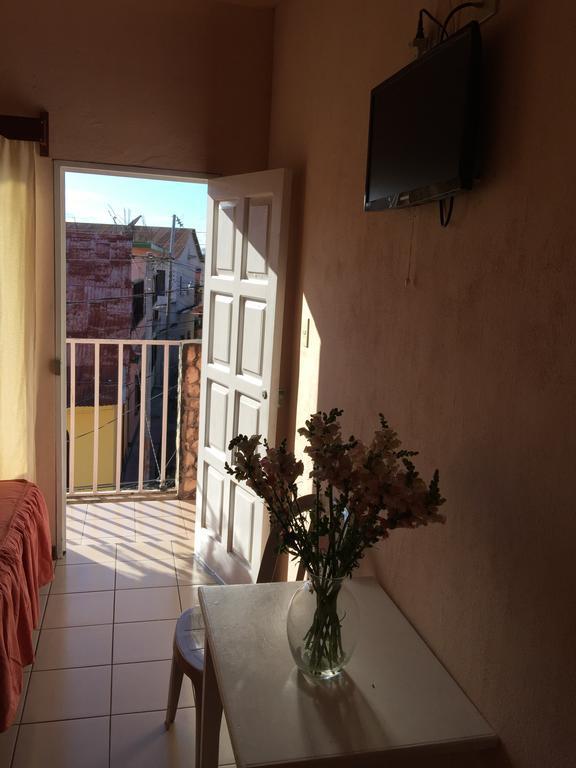 Hotel Villa Margarita Флорес Номер фото